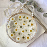 Round white daisy clutch