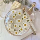 Round white daisy clutch