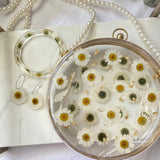 Round white daisy clutch